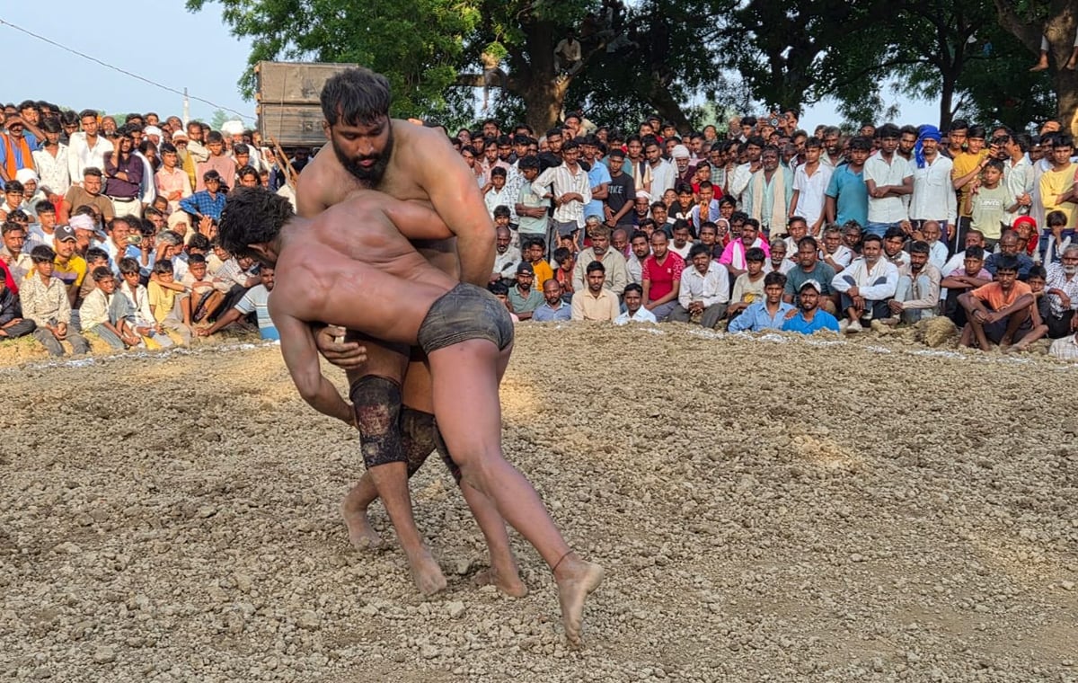 Fatehpur News: मौसम अली ने जल्लाद को चित कर जीती 15 हजार की इनामी कुश्ती