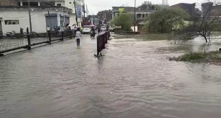 Jalaun News: बारिश में बंद हो जाते हैं तीनों रपटे, 30 हजार आबादी को मिलेगी राहत
