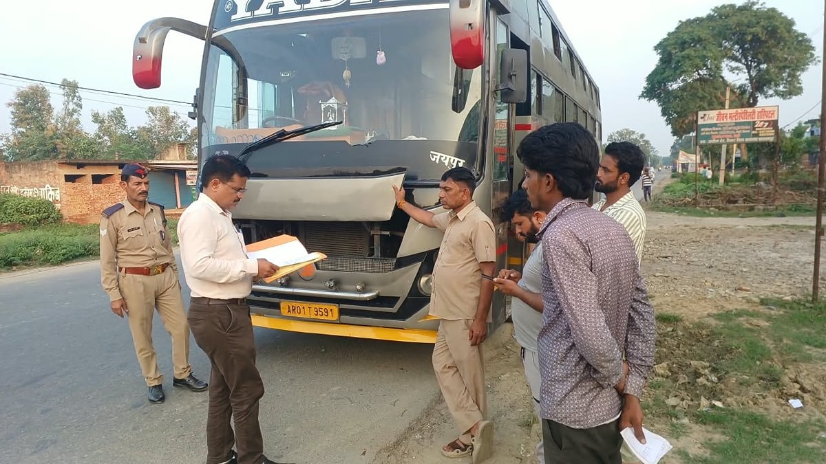 Balrampur News: मानक पूरा न होने पर दो स्लीपर बसों का चालान