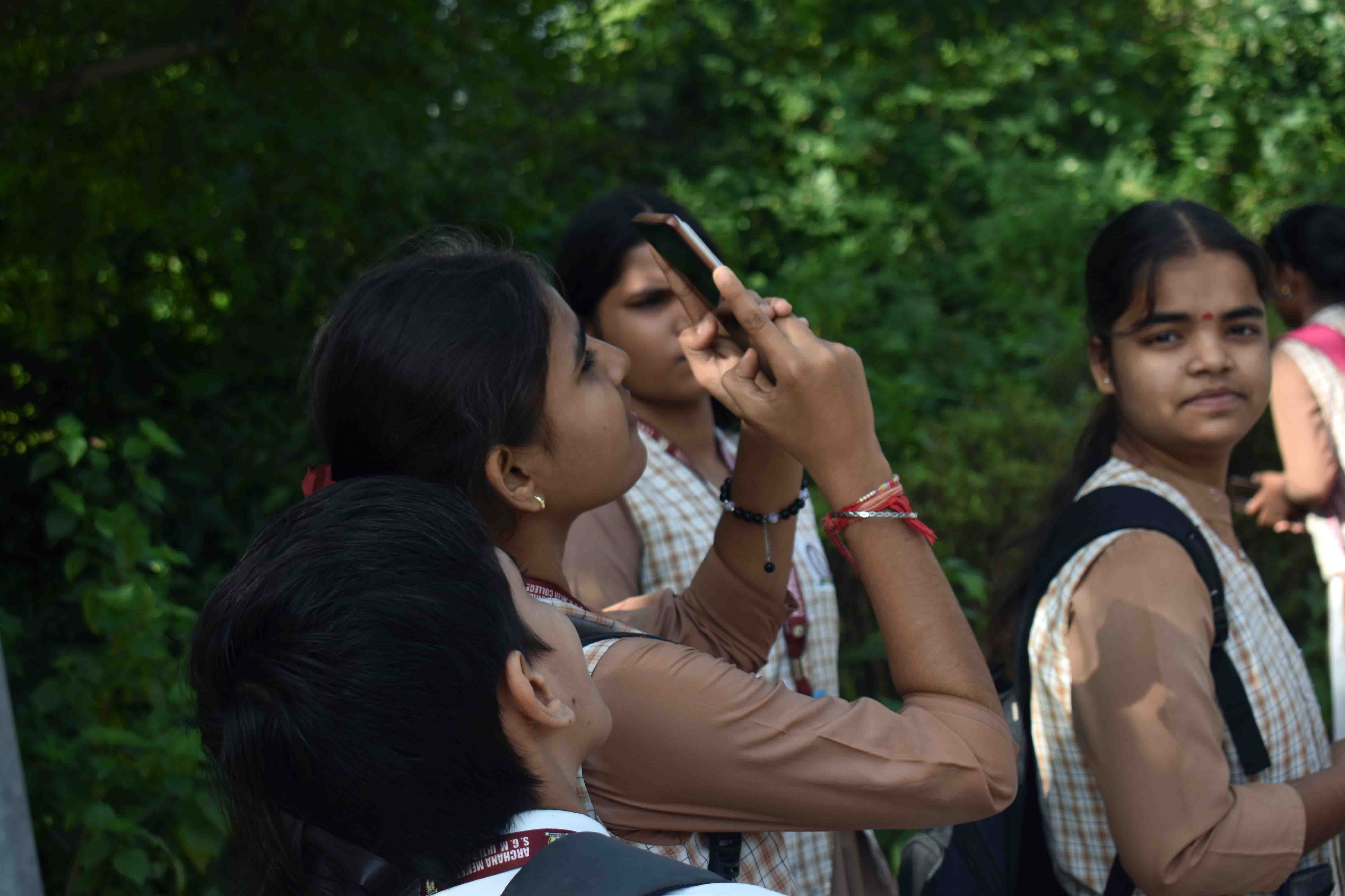फोटो: 30 सफारी में फोटो क्लिक करती प्रतिभागी छात्रा। स्रोत सफारी पार्क