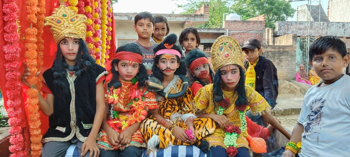 Etawah News: ढोल नगाड़ों संग निकली शिव बरात, जगह- जगह पुष्पवर्षा