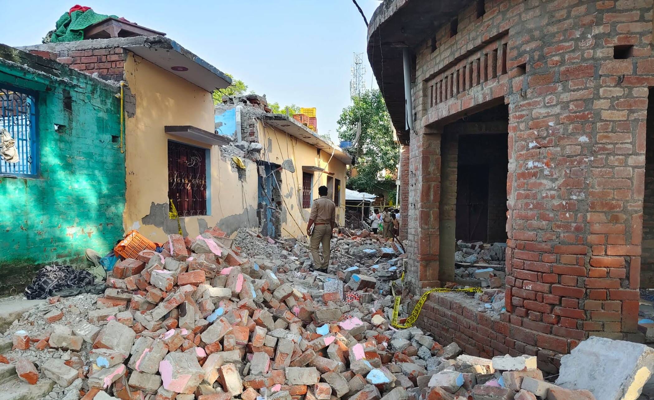 फोटो-47-: मलवा धमाके में घटनास्थल से हटाया जा रहा मलबा। संवाद