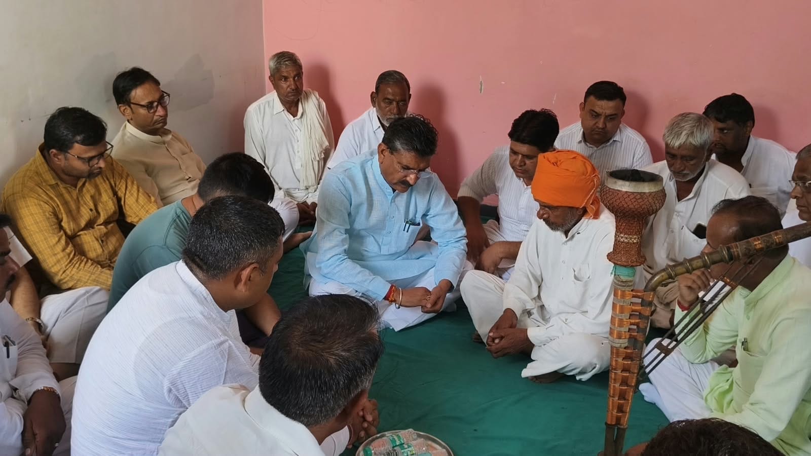 फोटो 9 नरवाना। शोक व्यक्त करते हुए कैबिनेट मंत्री कृष्ण कुमार बेदी। स्रोत प्रशासन।