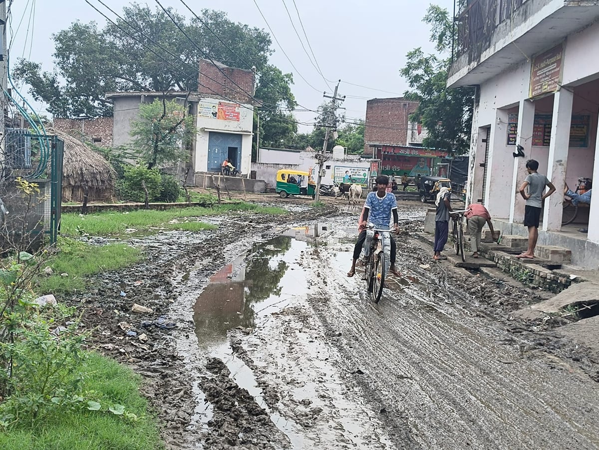Kasganj News: नालियां चोक, सड़कों पर बह रहा गंदा पानी