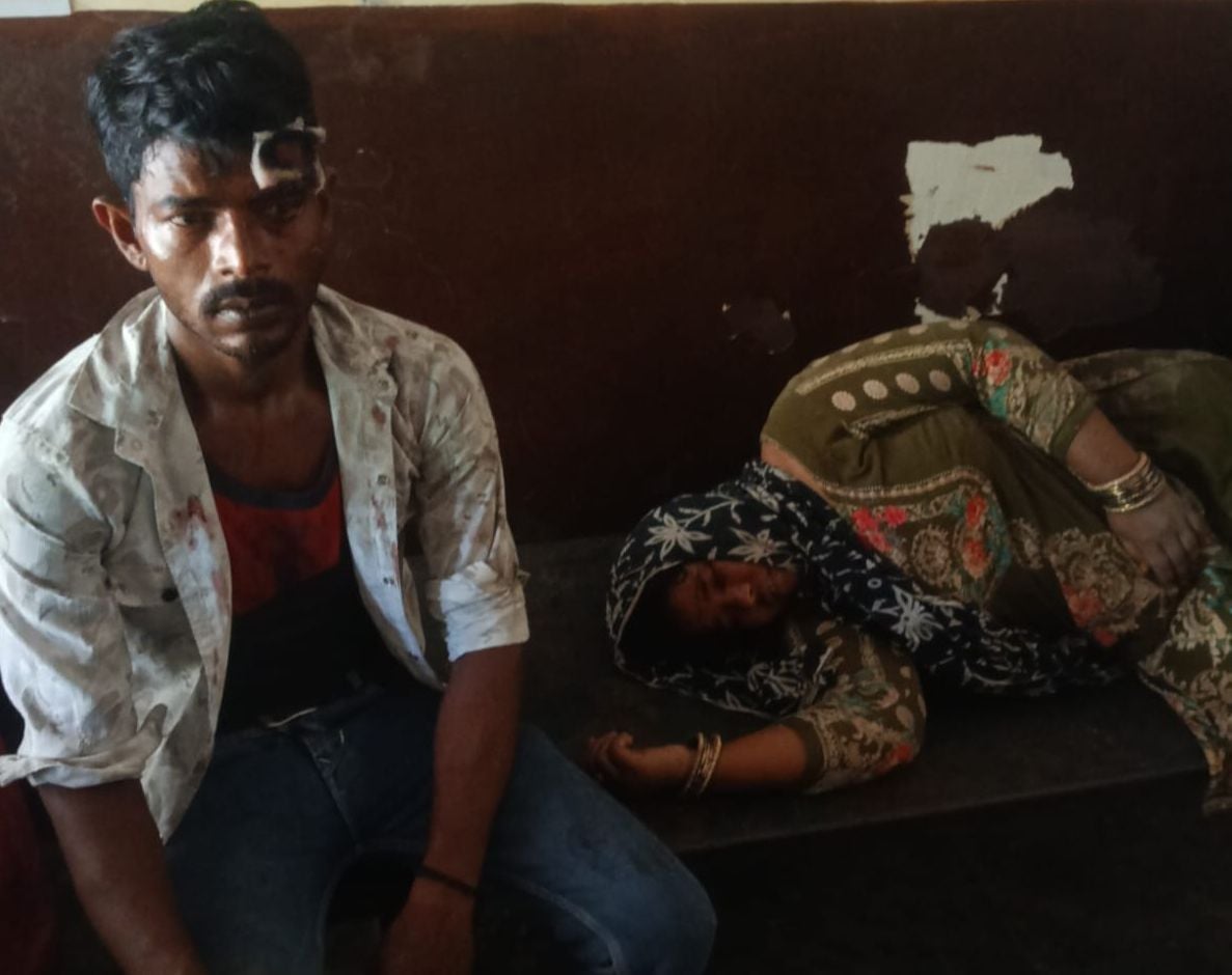 Kasganj News: रुपयों के लेन-देन के विवाद में दुकानदार ने दंपती को दौड़ा-दौड़ाकर पीटा