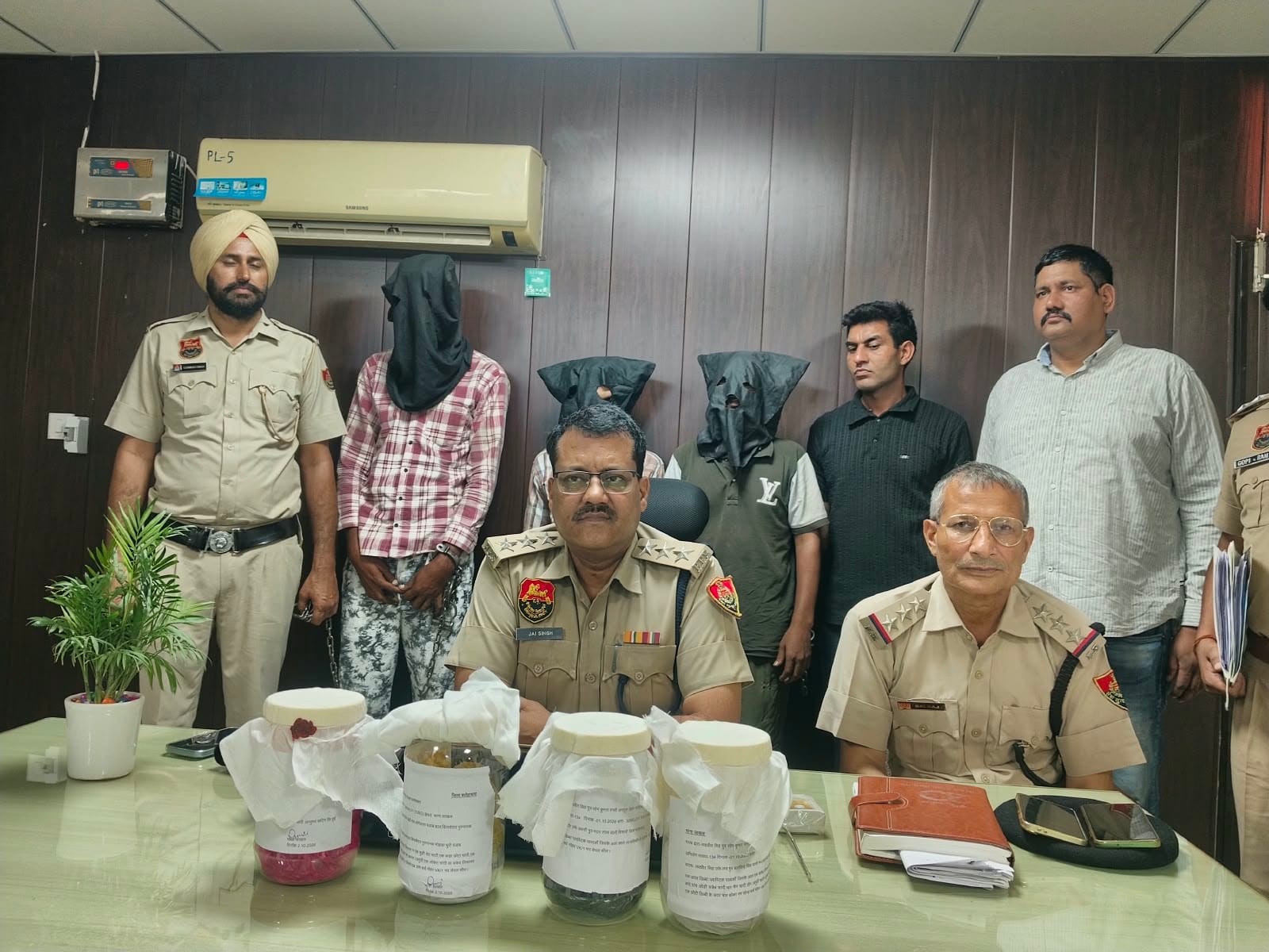 फतेहाबाद में लूट के मामले में पकड़े गए आरोपी और जानकारी देते हुए डीएसपी संवाद