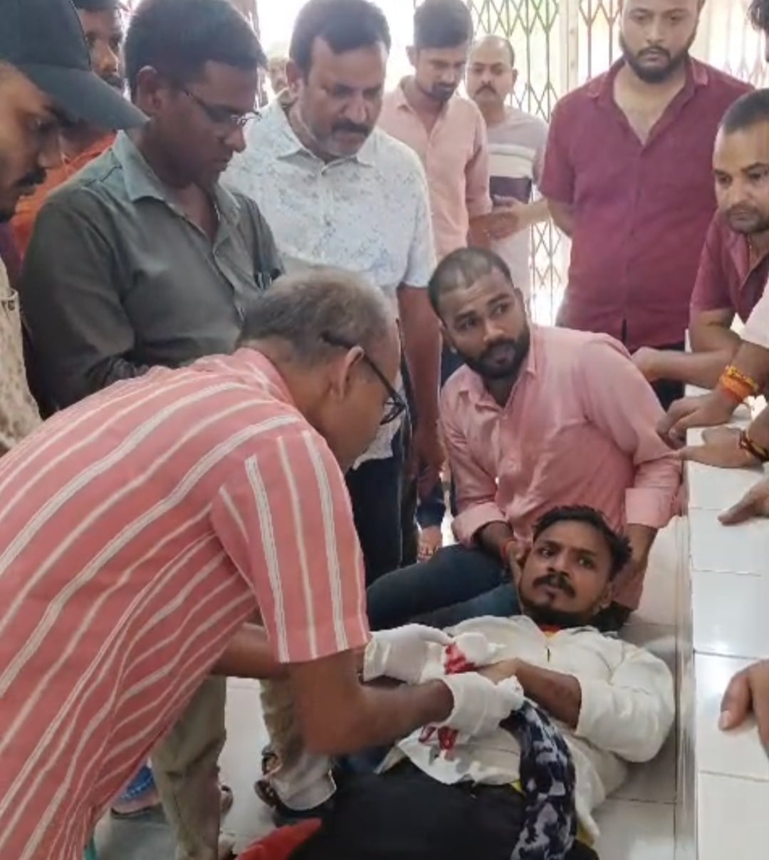 Azamgarh News: थाने से 500 मीटर दूर युवक को दो गोलियां मारीं, बाइक सवार मौके से भाग निकले