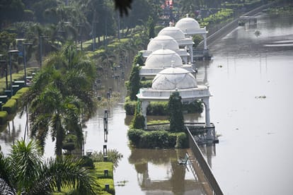 Lucknow: Floods in the Gomti River have worsened, with many areas submerged, and food and medicine being deliv