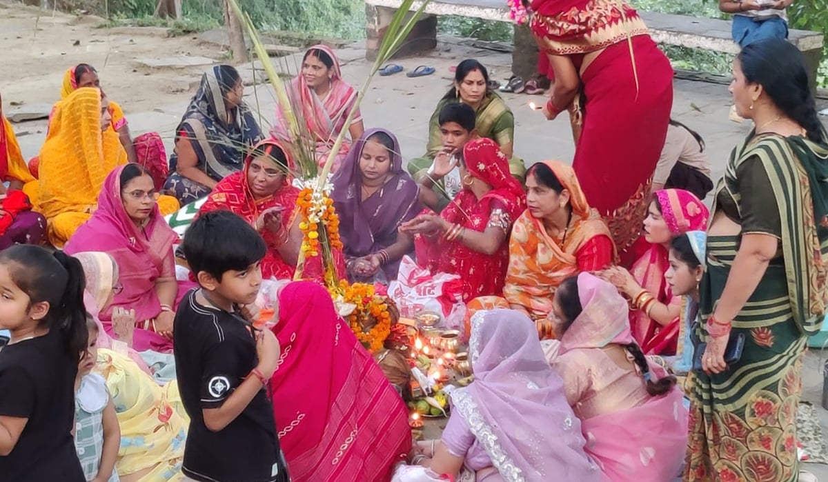 Bhadohi News: संतान की दीर्घायु के लिए माताओं ने रखा निर्जला जीवित्पुत्रिका व्रत