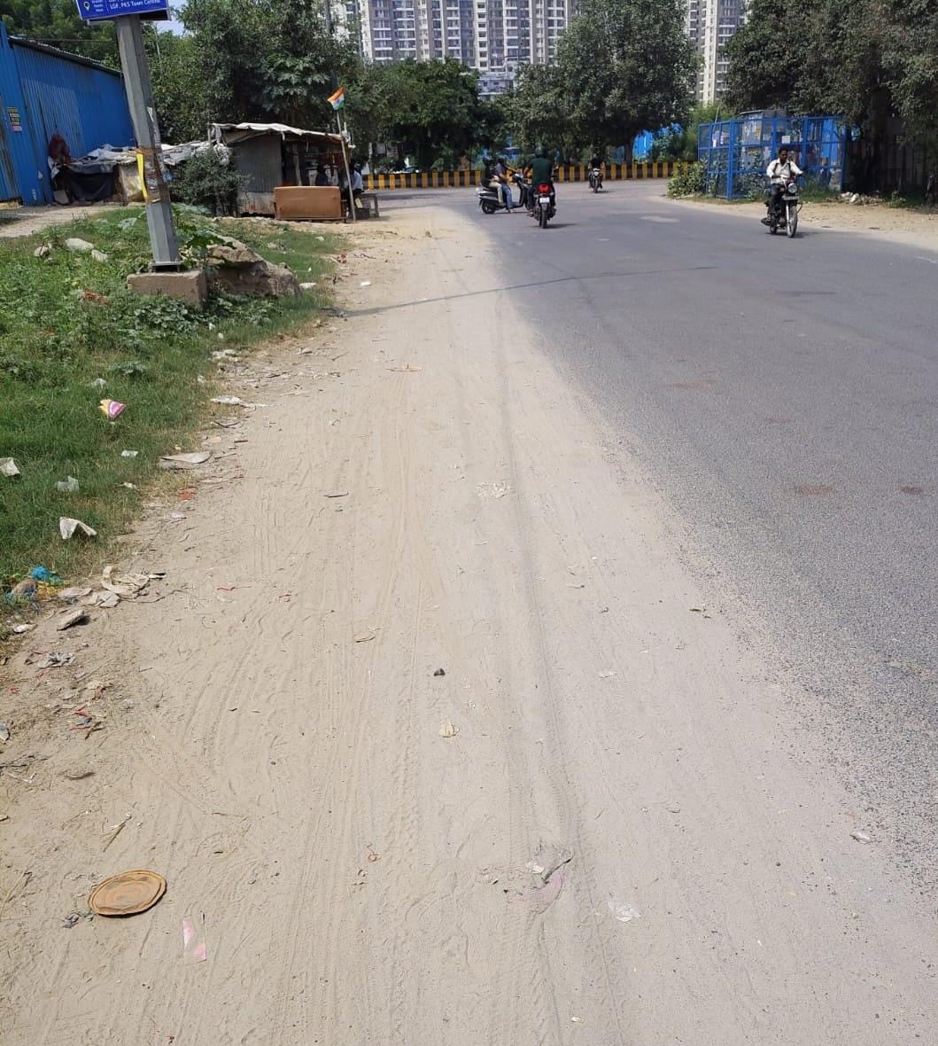 Noida News: सड़क पर उड़ती धूल से लोग परेशान