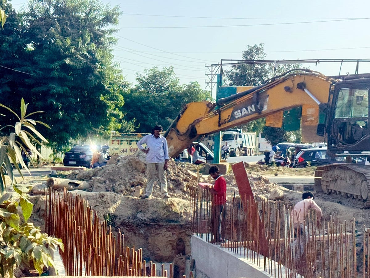 Noida News: नाले के निर्माण में देरी, डायवर्जन से रोजाना जाम