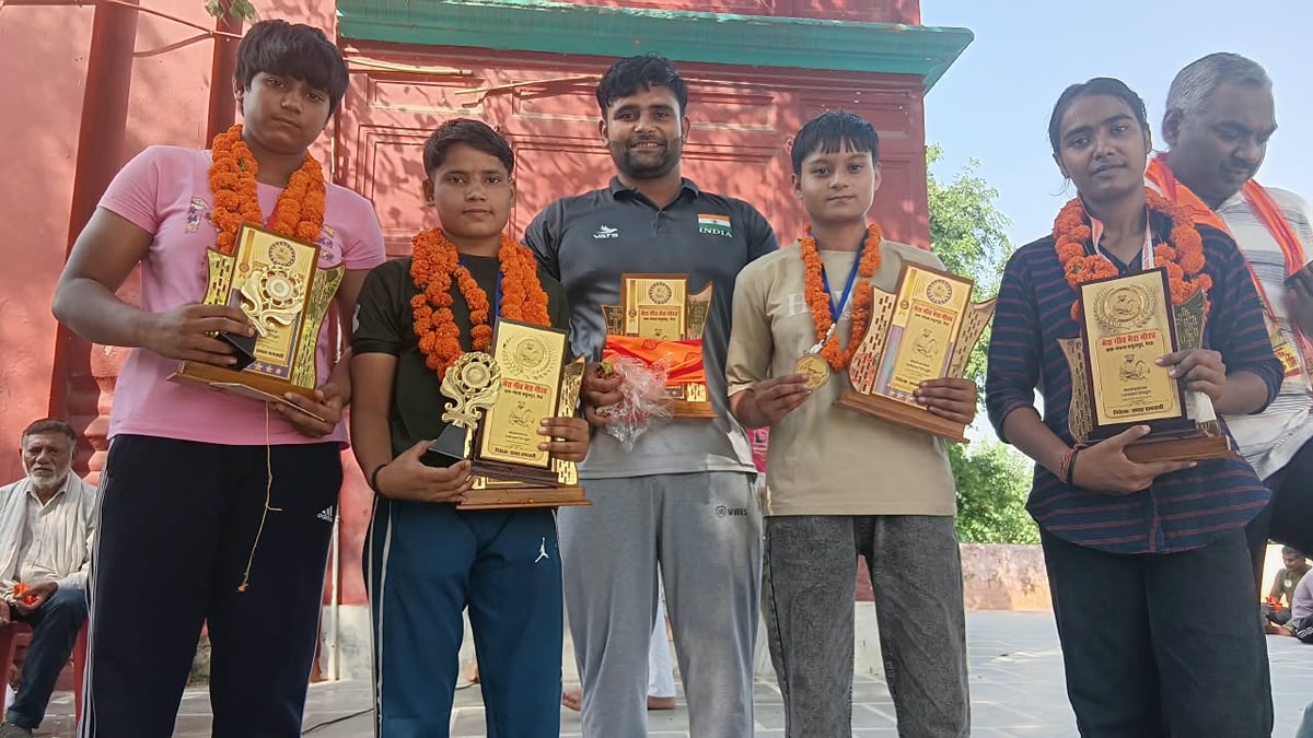 Meerut News: स्वर्ण और रजत पदक विजेता खिलाड़ी सम्मानित