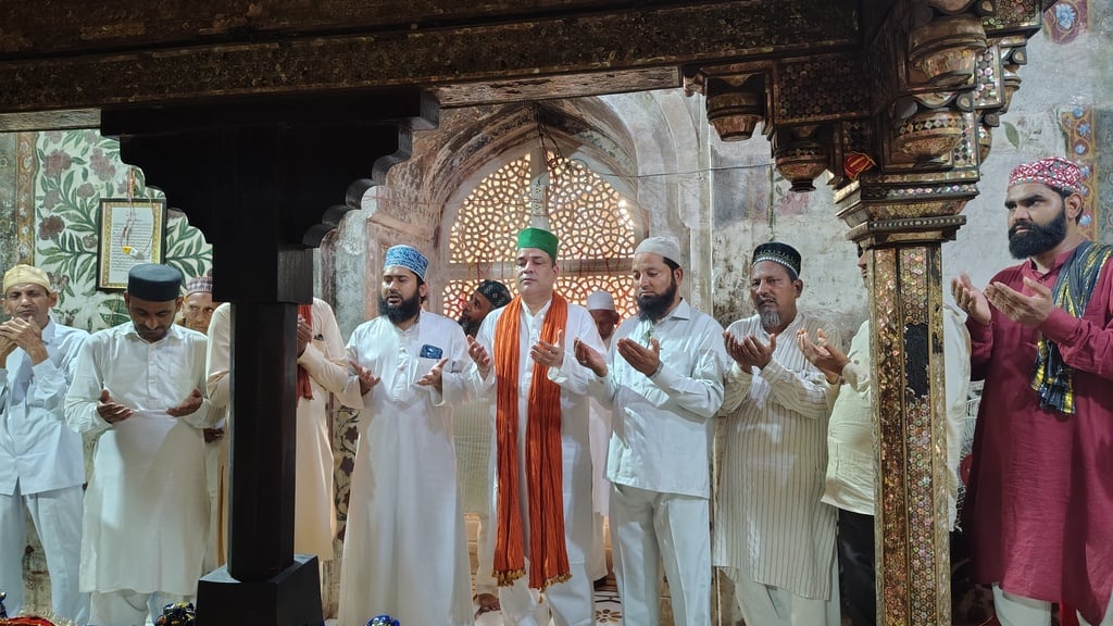 Agra News: कैप्टन स्मित की सलामती के लिए दरगाह सलीम चिश्ती में हुई खास दुआ