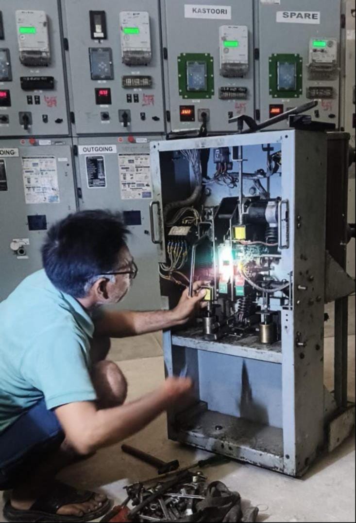 हलधरमऊ में वीसीबी पैनल ठीक करते कर्मी। स्रोत: विभाग 