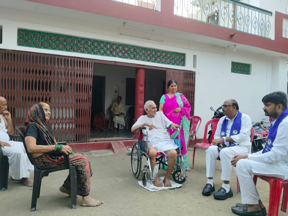 Ambedkar Nagar News: बलिदान अंकित के घर पहुंचे बसपा प्रदेश अध्यक्ष