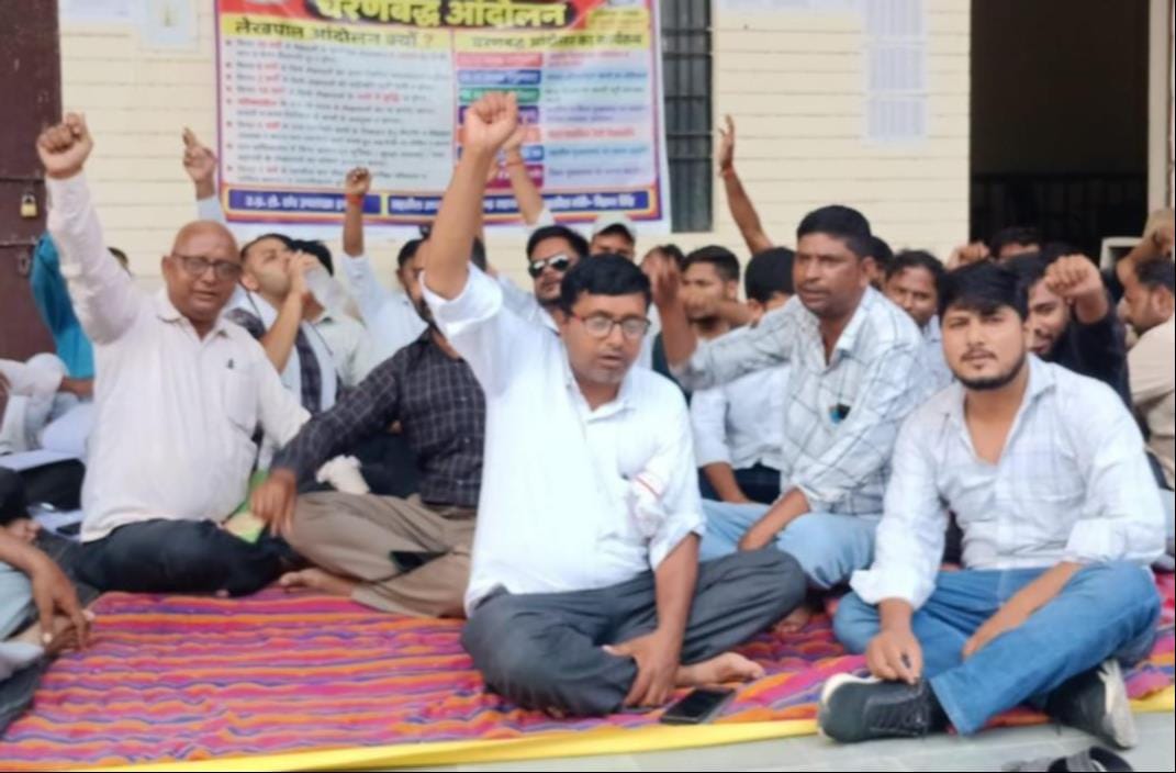 इकौना तहसील परिसर में शनिवार को प्रदर्शन करते लेखपाल। - संवाद