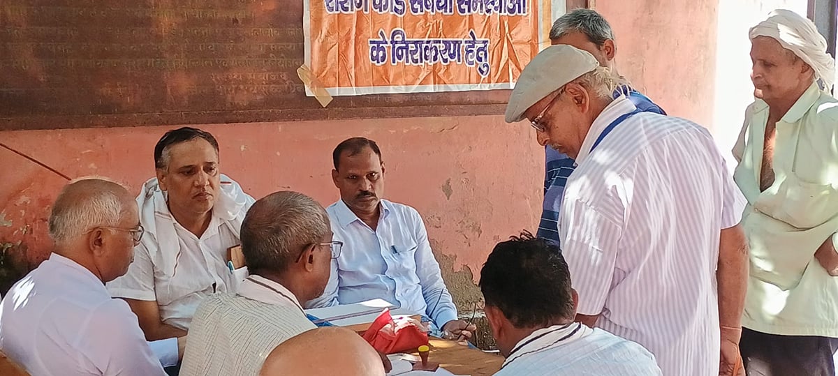 Ghazipur News: कहीं जमीन के कागज पूरे, फिर भी कब्जा नहीं छूटा तो कहीं दो चकबंदी के बाद भी सुनवाई का इंतजार
