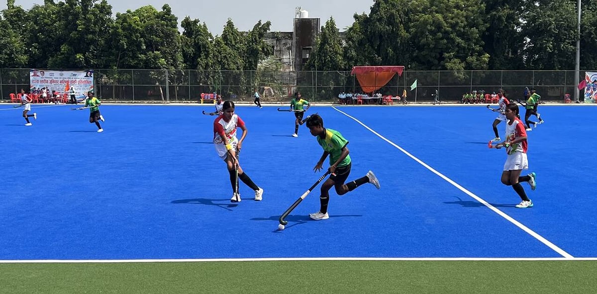 Bhadohi News: प्रदेश स्तरीय जूनियर बालिका हॉकी में वाराणसी ने झांसी को 2-0 से हराया