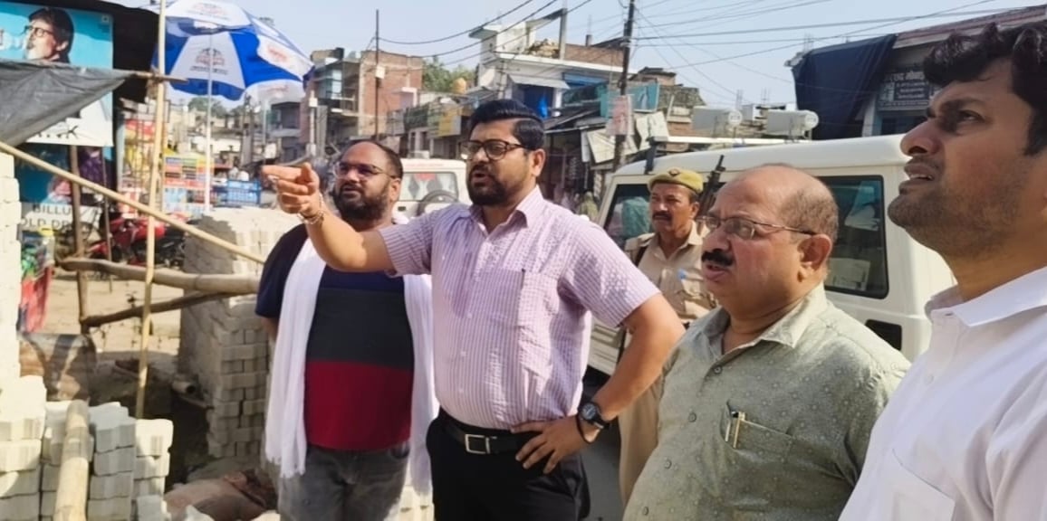 Shahjahanpur News: बस स्टेशन के प्रवेश-निकास द्वार के पास अतिक्रमण, जल्द हटाया जाएगा