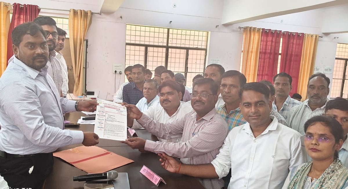 Shahjahanpur News: समाधान दिवस में नहीं पहुंचे लेखपाल, धरने पर बैठे