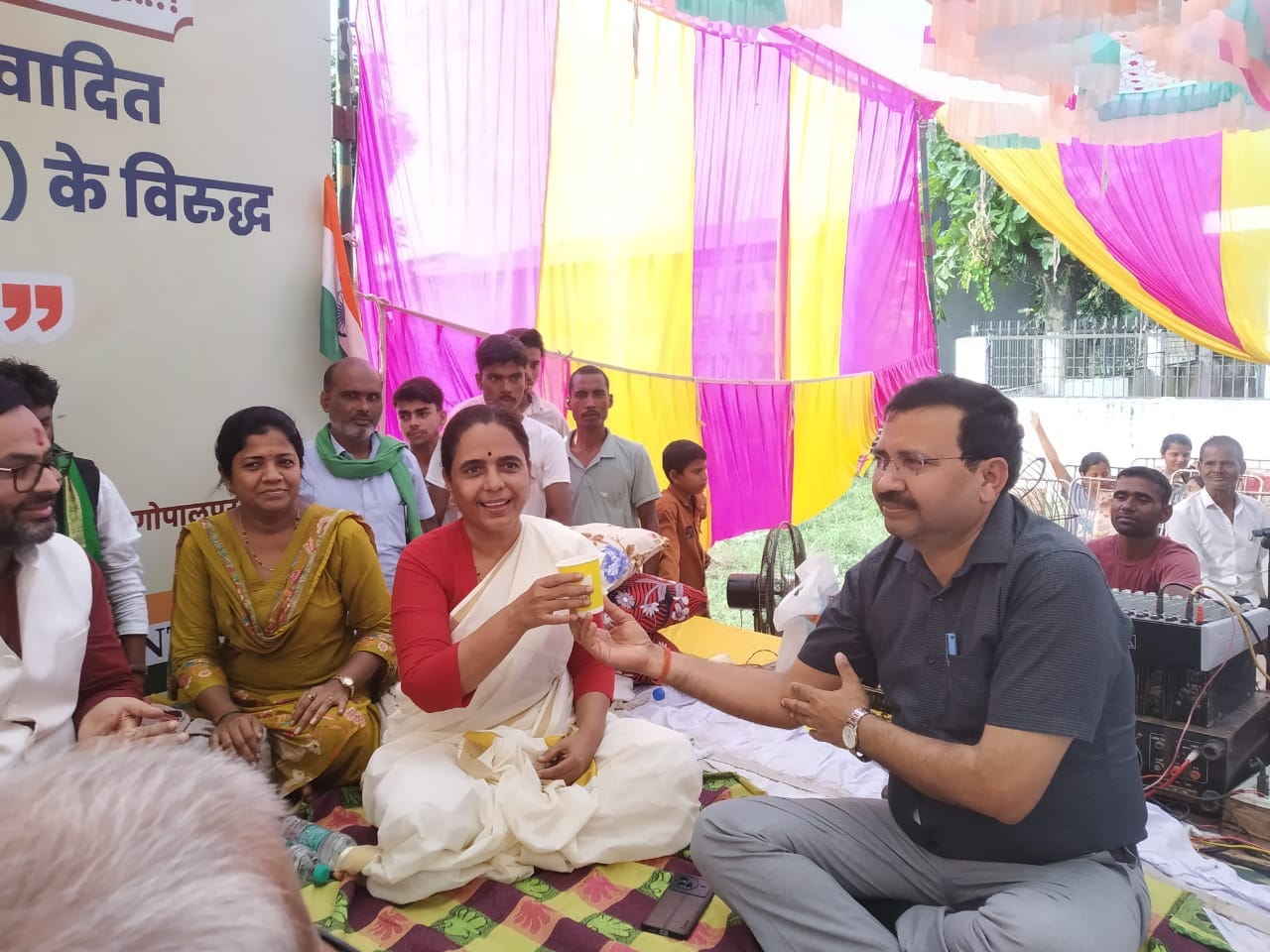 जूस पीने का आग्रह करते अधिकारी