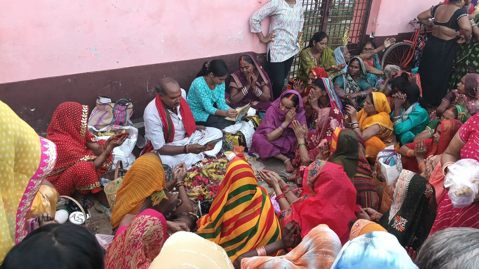 जिउत पुत्रिका व्रत कथा सुनती व्रती महिलाएं।संवाद