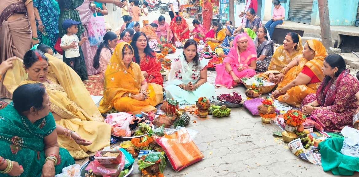 Chandauli News: संतान की दीर्घायु के लिए महिलाओं ने रखा निर्जला व्रत
