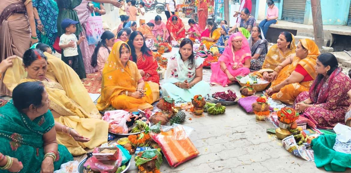 जिउतिया पर पीडीडीयू नगर के पटेल नगर में कथा सुनतीं महिलाएं। संवाद