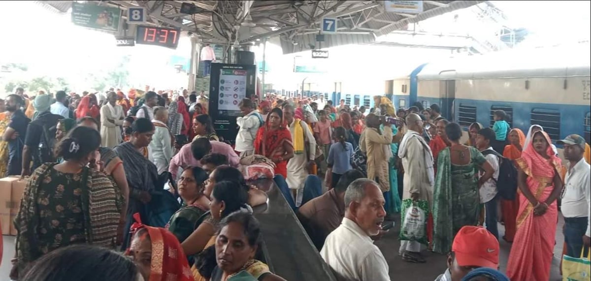 Chandauli News: एक लाख से ज्यादा महिलाओं की भीड़ संभालने में छूटा पसीना