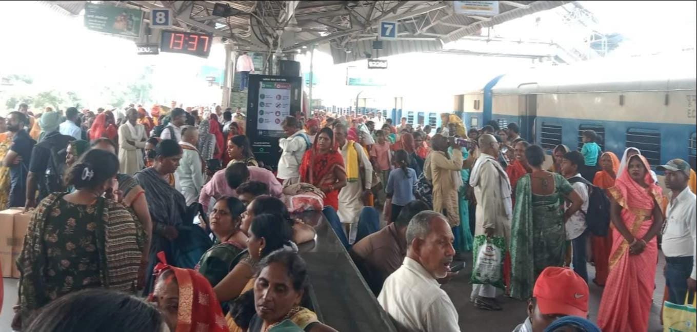 जिउतिया पर्व पर पीडीडीयू रेलवे स्टेशन पर जुटी भीड़। संवाद