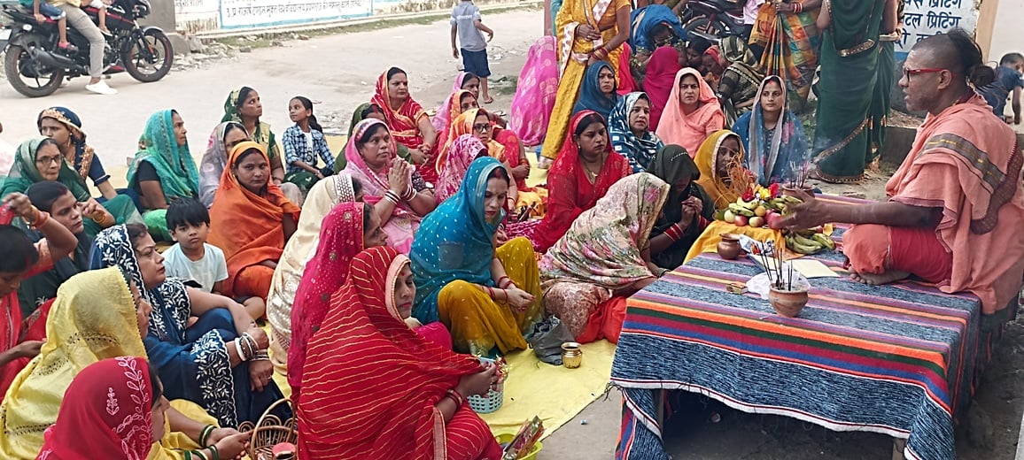 Kushinagar News: पुत्र की दीर्घायु के लिए महिलाओं ने रखा निर्जला व्रत