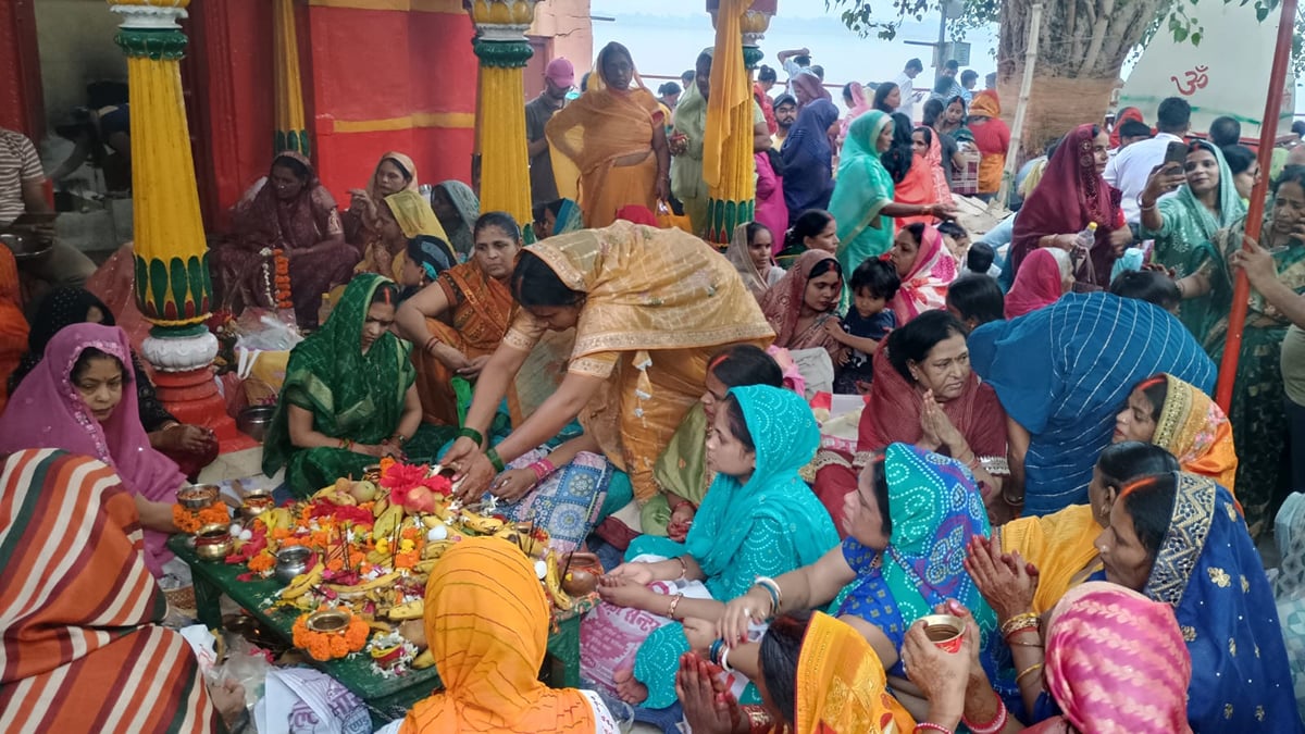 Ghazipur News: संतान की दीर्घायु के लिए गंगा स्नान कर रखा जीवित्पुत्रिका व्रत