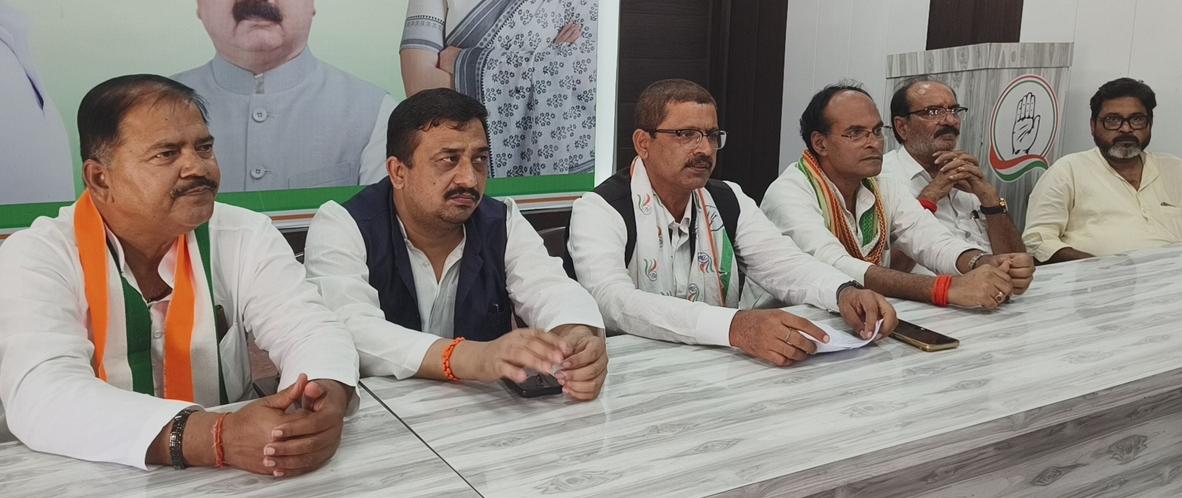 कांग्रेस कार्यालय तिलक भवन में आयोजित बैठक में बोलते जिलाध्यक्ष व साथ में मंचासीन पदाधिकारी।