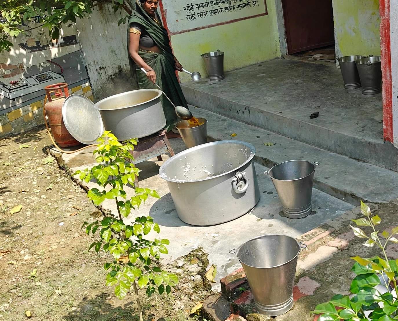 कमालपुर के रैपुरा कंपोजिट विद्यालय पर एल्युमिनियम के बर्तन पर पकाया जा रहा मिड डे मील। स्रोत:-ज