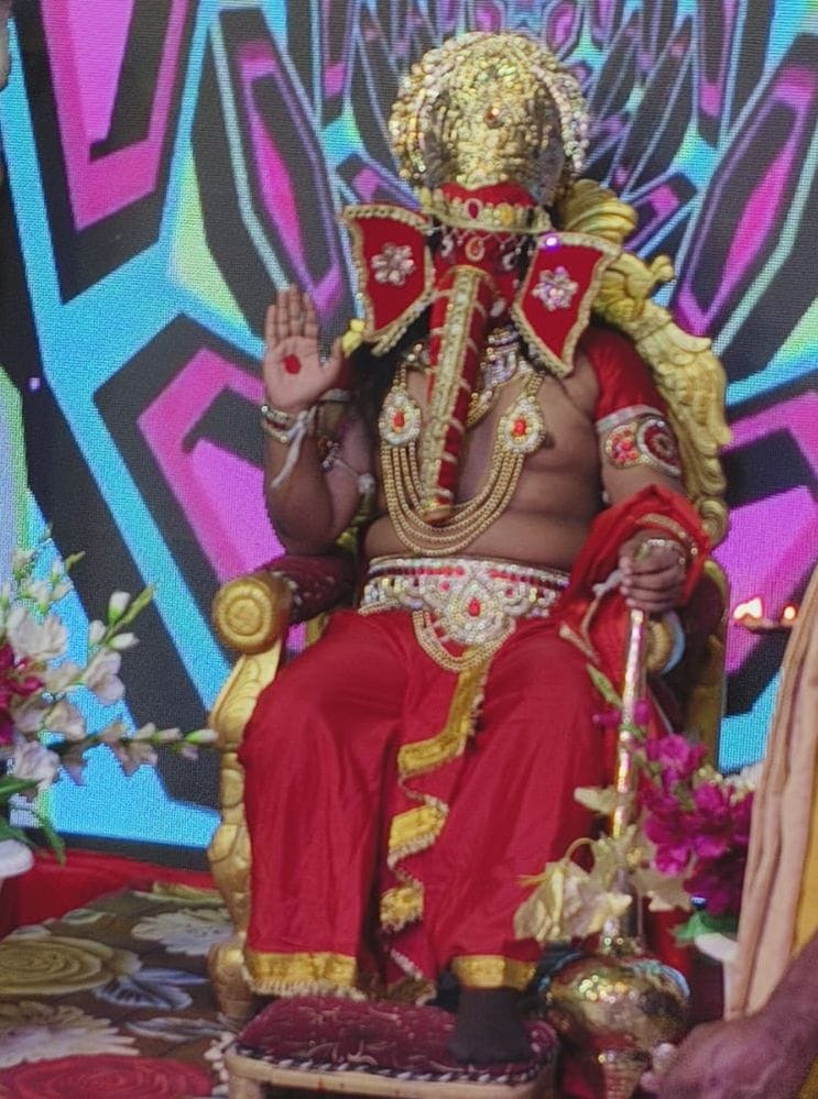 करनैलगंज में रामलीला प्रस्तुत करते कलाकार व गणेश जी की झांकी। - संवाद