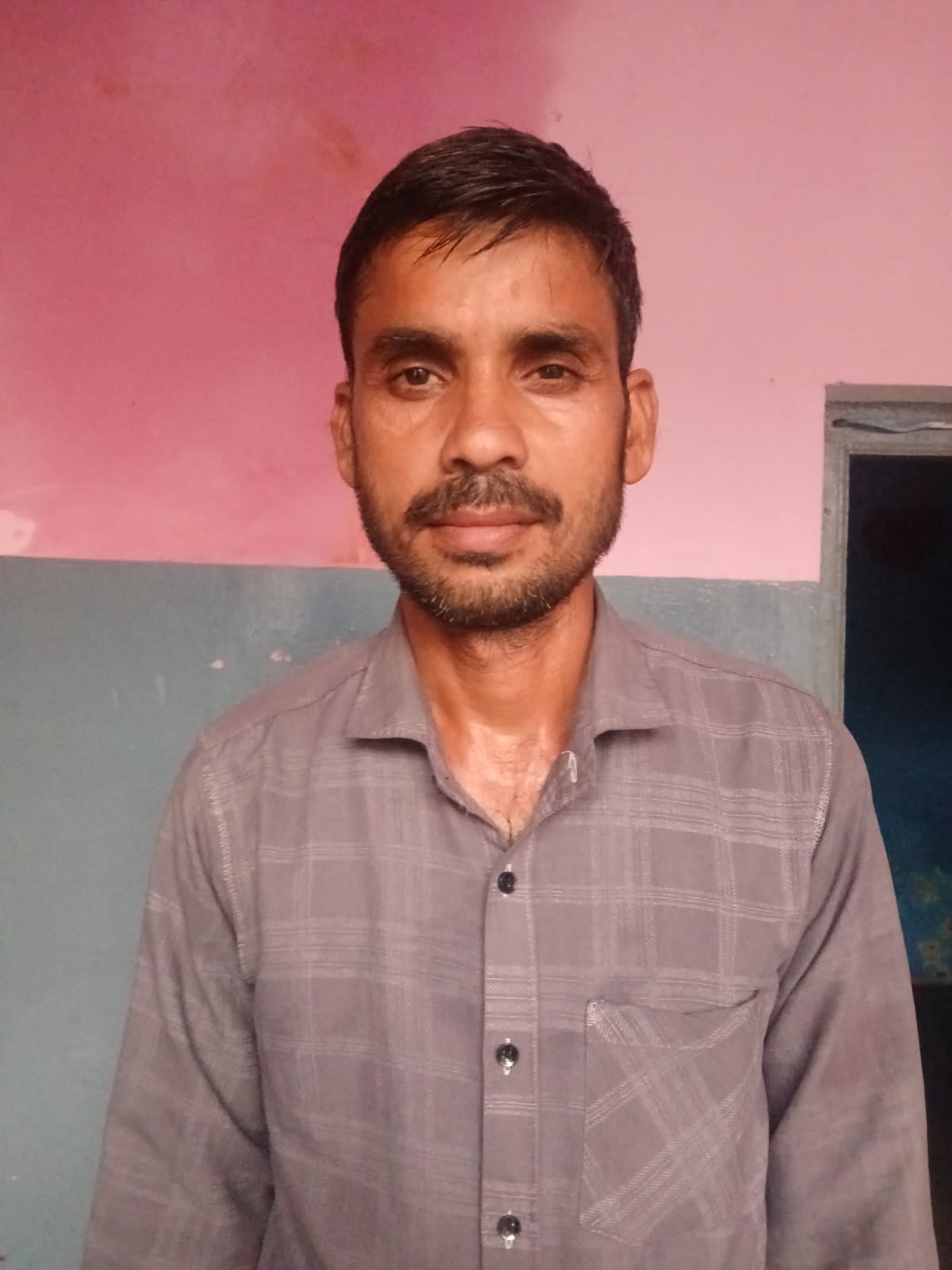Budaun News: डीएपी वितरण में हंगामा, सचिव ने गोदाम पर लगाया ताला, पुलिस आने पर बांटी खाद