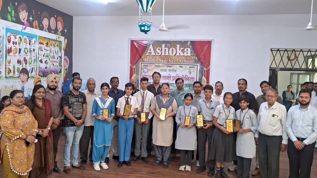 कोटकपूरा में भारत को जानो प्रतियोगिता में अव्वल विद्यार्थियों के साथ पदाधिकारी
