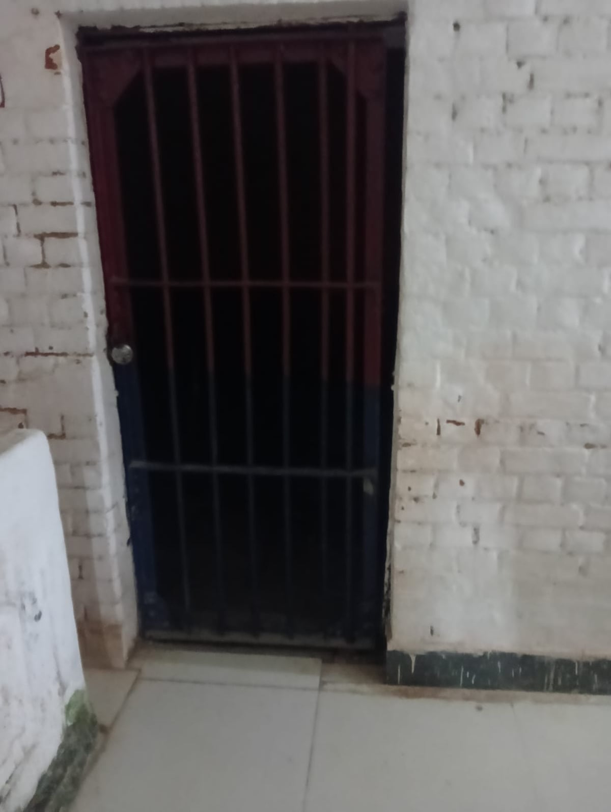 Deoria News: साढ़े पांच फुट की ऊंची दीवार...पैंट से कैसे लगाया फंदा