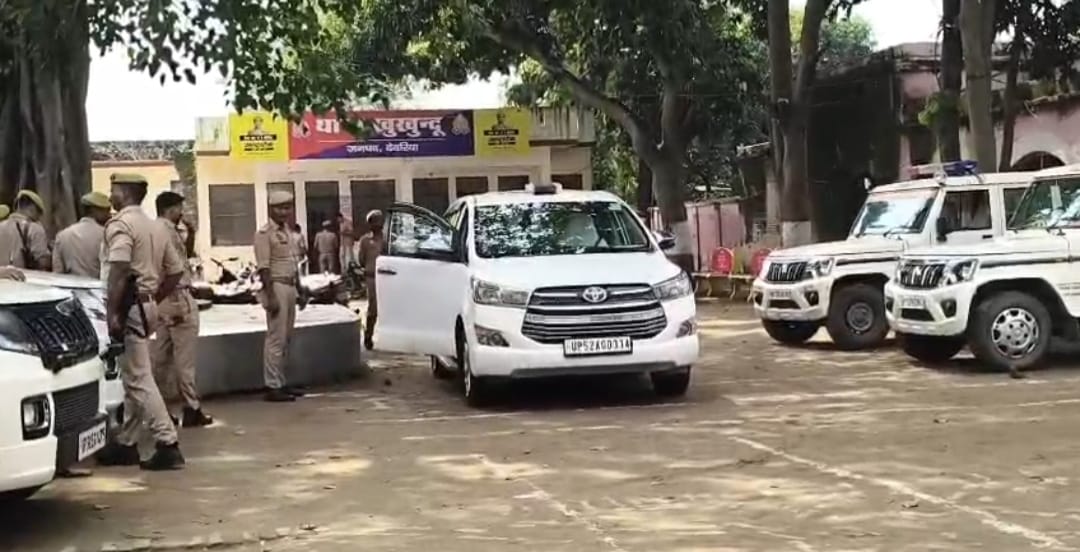 खुखुंदू थाने में पहुंचे एसपी और थाने में खड़ी पुलिस फोर्स, 