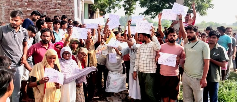 Bulandshahar News: जलभराव से परेशान लोगों ने ईओ फूंका पुतला, लगाए नारे