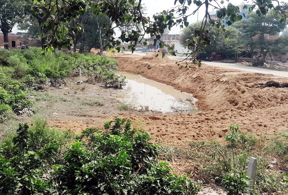 Shahjahanpur News: एसडीएम के निर्देश पर नगर पंचायत के तालाब की पैमाइश