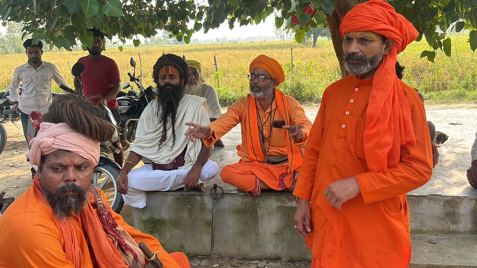 खुदागंज के गांव सूथा में एकत्र संत समाज के लोग। संवाद