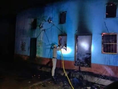 लंबागांव में आग बुझाते दमकल विभाग के कर्मचारी। -स्रोत : जागरुक पाठक