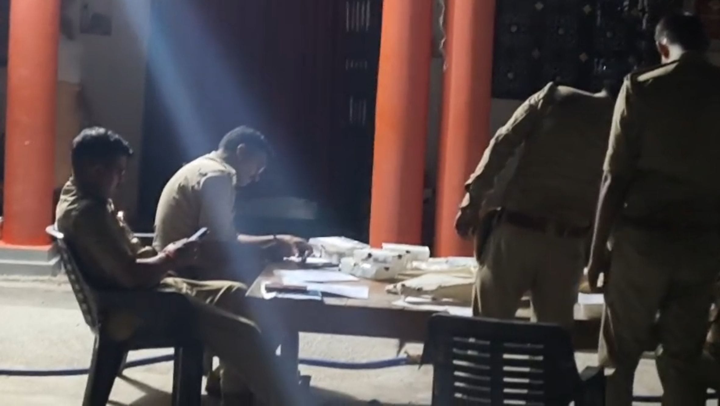 लालगंज कोतवाली क्षेत्र में अंबारा पश्चिम गांव में छापामारी करती स्पेशल टास्क फोर्स। 