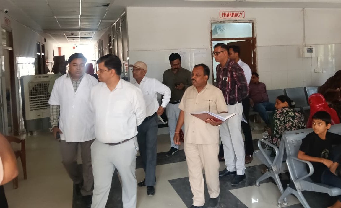 Pratapgarh News: सीएचसी में गंदगी और झाड़ियां देख सीडीओ ने जताई नाराजगी