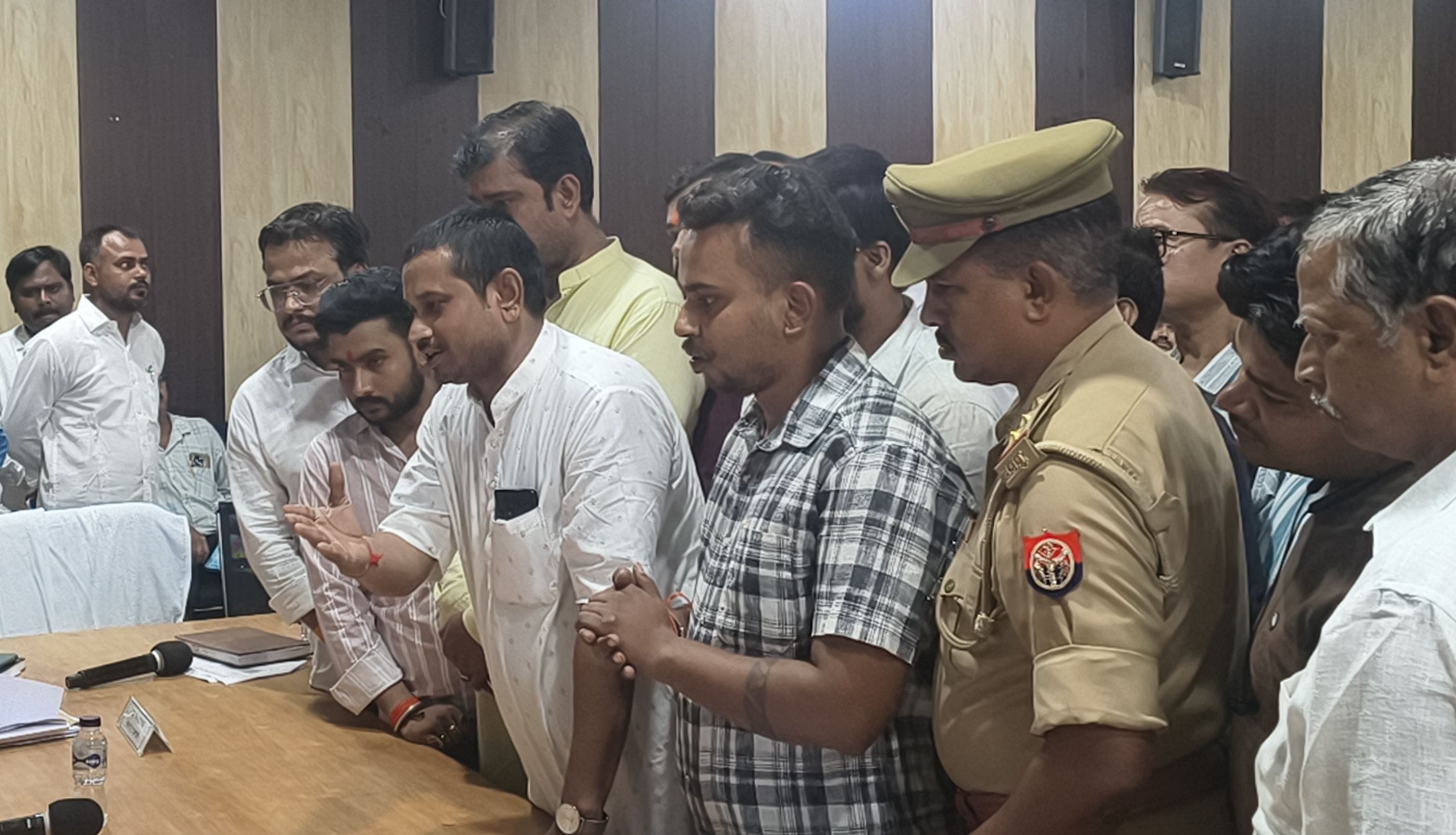 लालगंज तहसील सभागार में आयोजित संपूर्ण समाधान दिवस पर फरियादियों की लगी भीड़। 