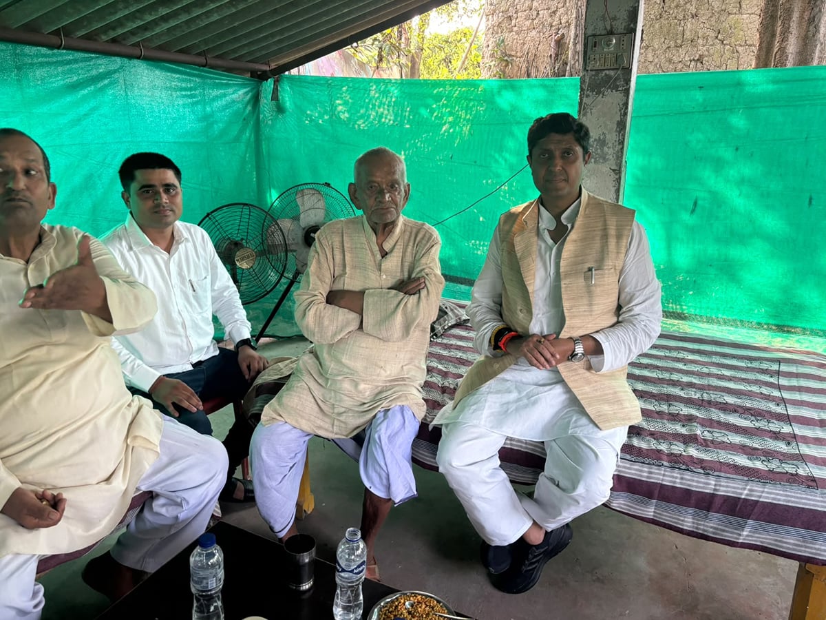 Prayagraj News: सांसद ने मृतक के परिवार से की मुलाकात, दी श्रद्धांजलि