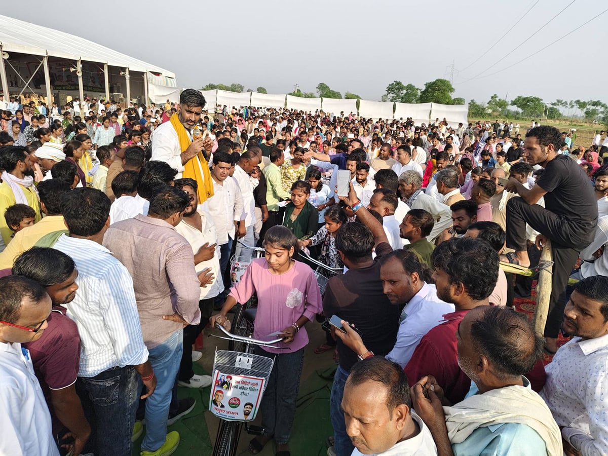 Meerut News: अतुल प्रधान ने भाजपा पर साधा निशाना, छात्राओं को बांटी साइकिल