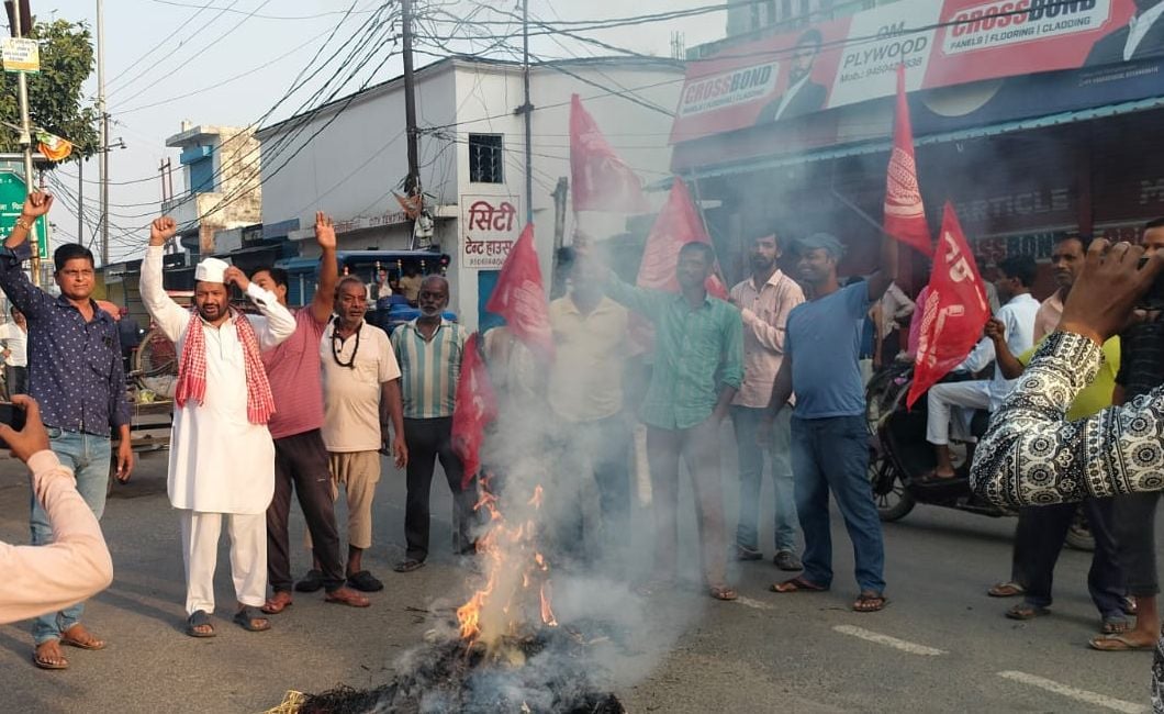 Shahjahanpur News: मुख्य चुनाव आयुक्त का पुतला किया दहन