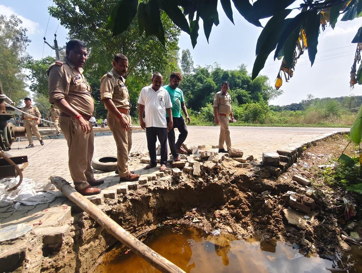 Unnao News: पुलिस की निगरानी में जेसीबी से शुरू कराई नाले की सफाई